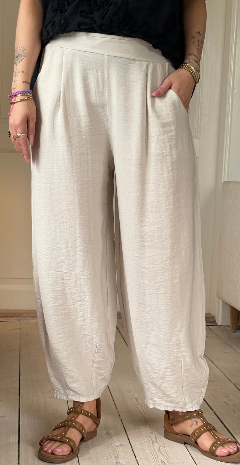 Forudbestil uge 29 Alana bukser med skrålommer og barrel-fit beige LikeLondon - Image 3