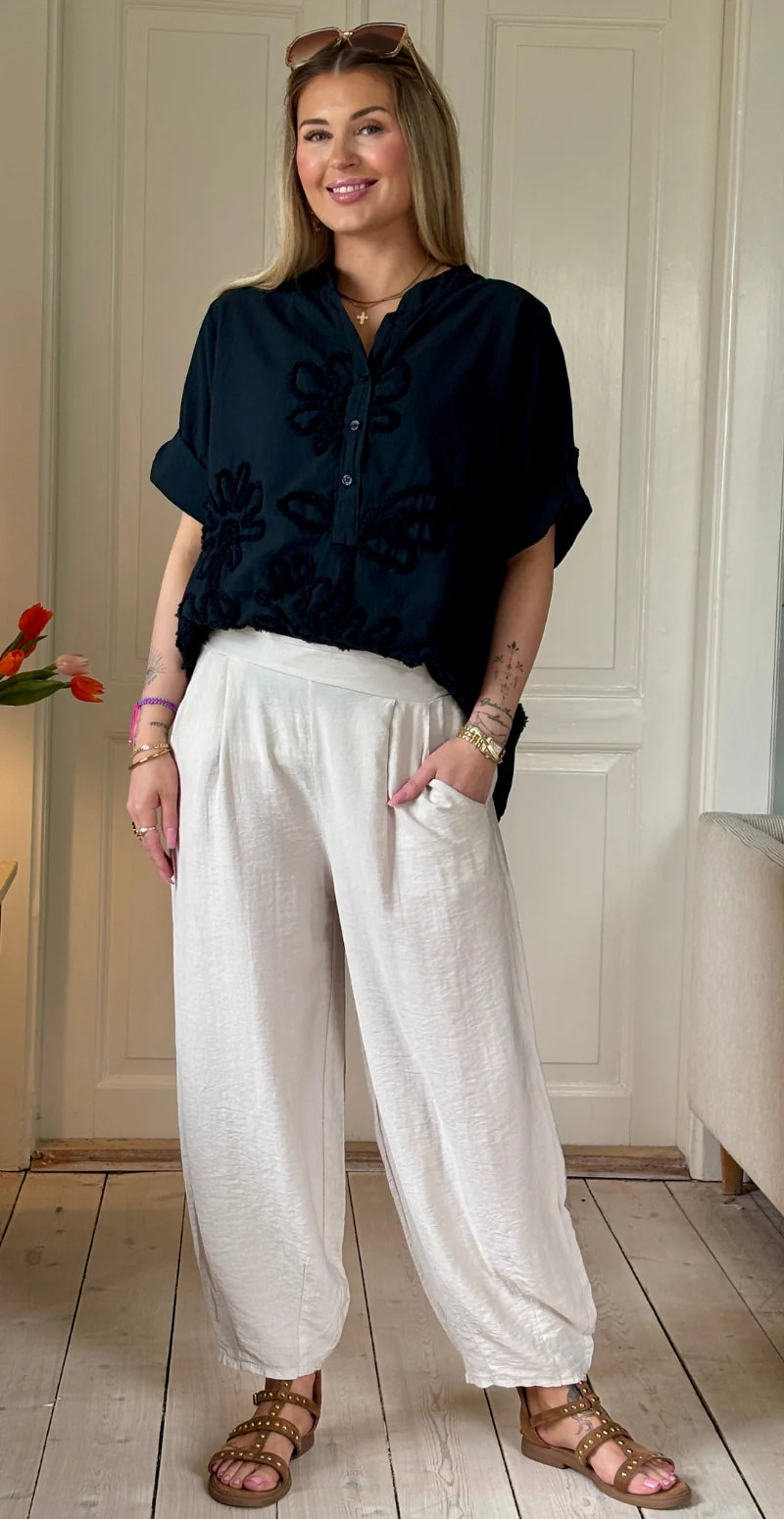 Forudbestil uge 29 Alana bukser med skrålommer og barrel-fit beige LikeLondon - Image 4