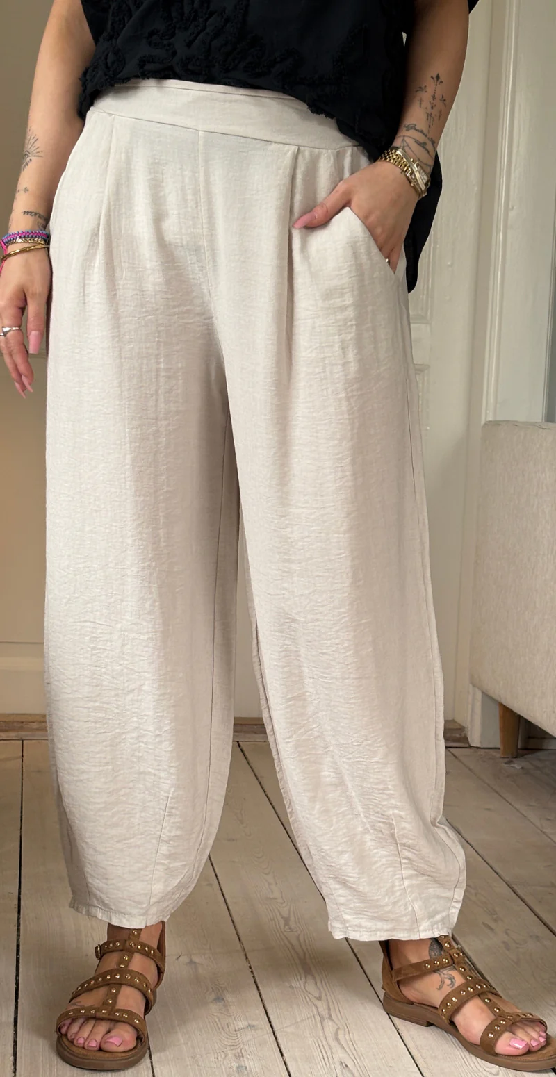 Forudbestil uge 29 Alana bukser med skrålommer og barrel-fit beige LikeLondon - Image 5