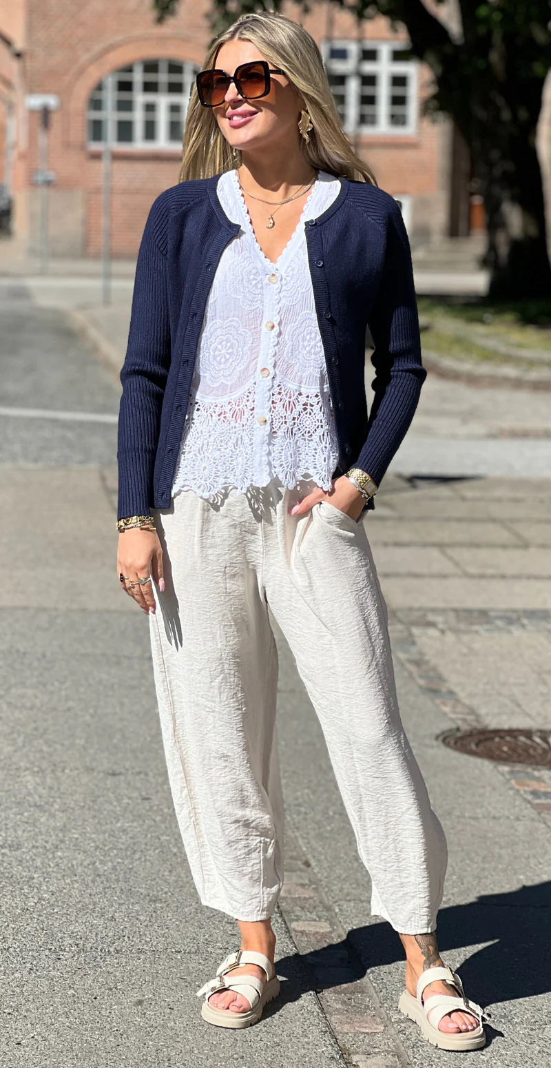 Forudbestil uge 29 Alana bukser med skrålommer og barrel-fit beige LikeLondon - Image 8