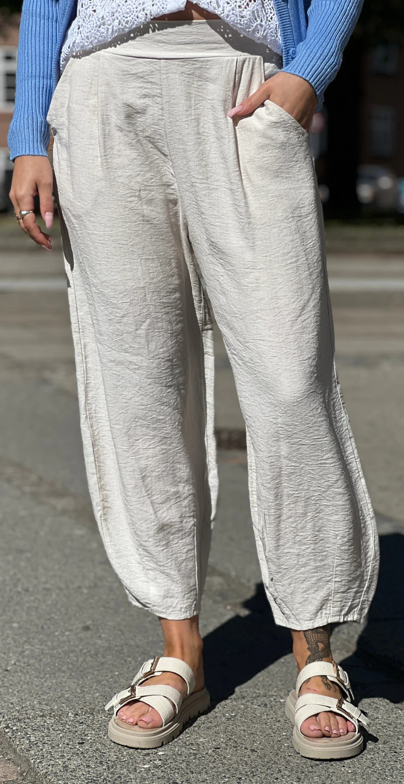 Forudbestil uge 29 Alana bukser med skrålommer og barrel-fit beige LikeLondon - Image 9