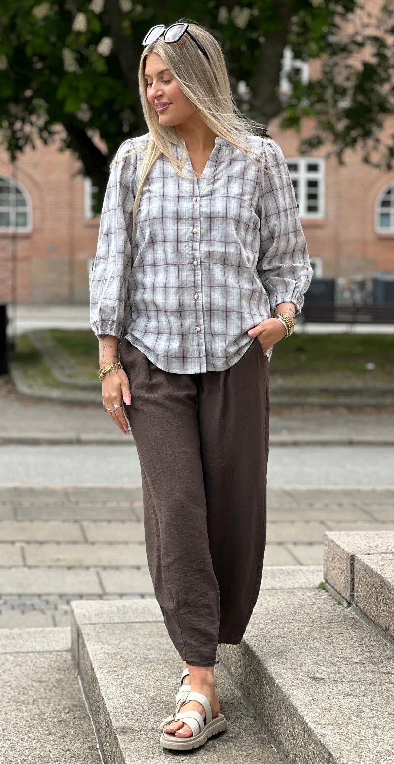 Forudbestil uge 29 Alana bukser med skrålommer og barrel-fit brun LikeLondon - Image 5
