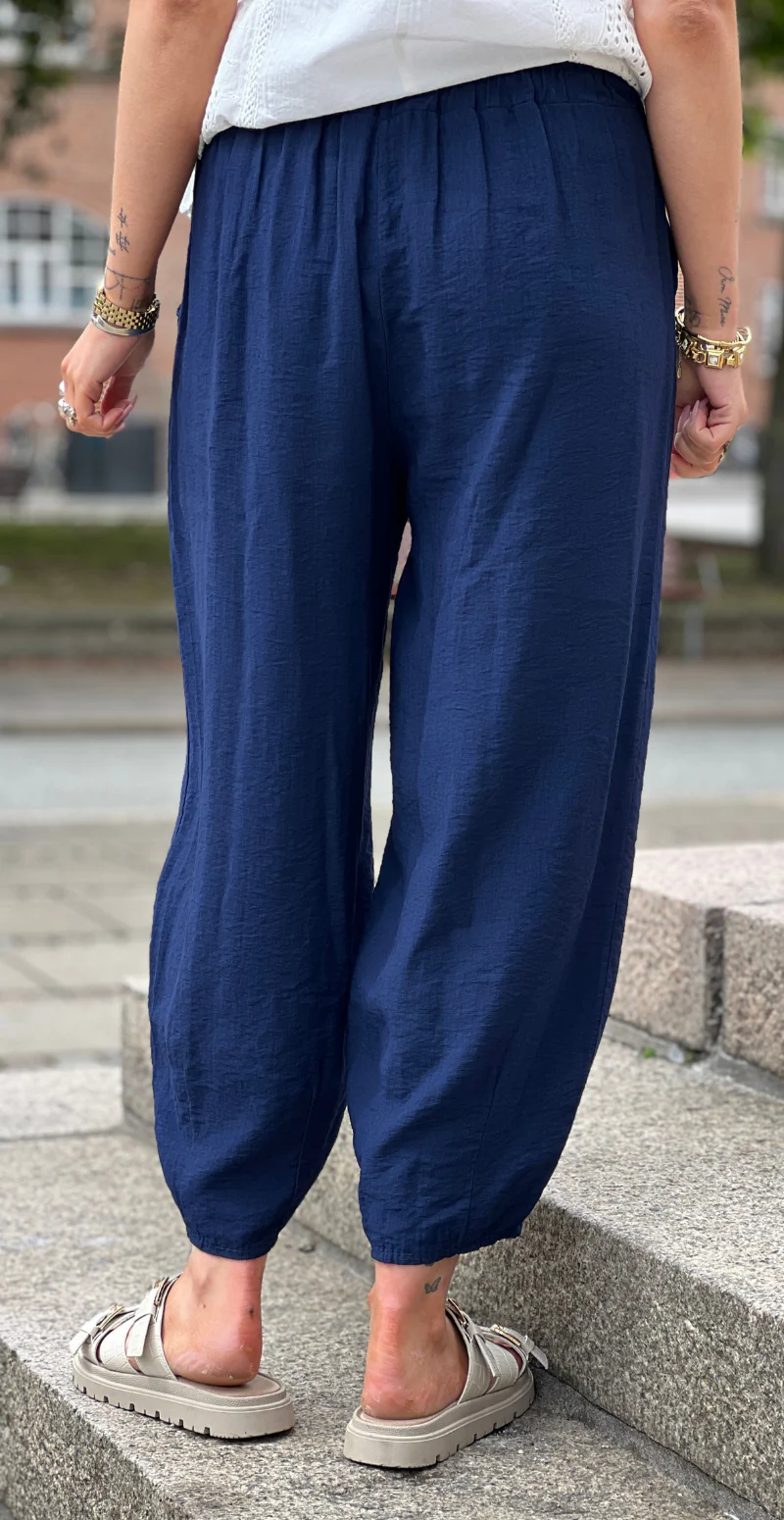 Forudbestil uge 29 Alana bukser med skrålommer og barrel-fit navy LikeLondon - Image 3