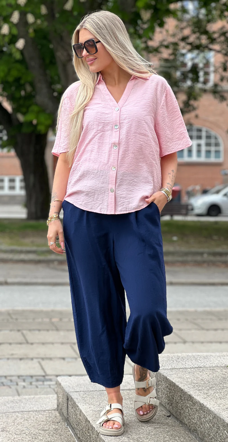 Forudbestil uge 29 Alana bukser med skrålommer og barrel-fit navy LikeLondon - Image 4