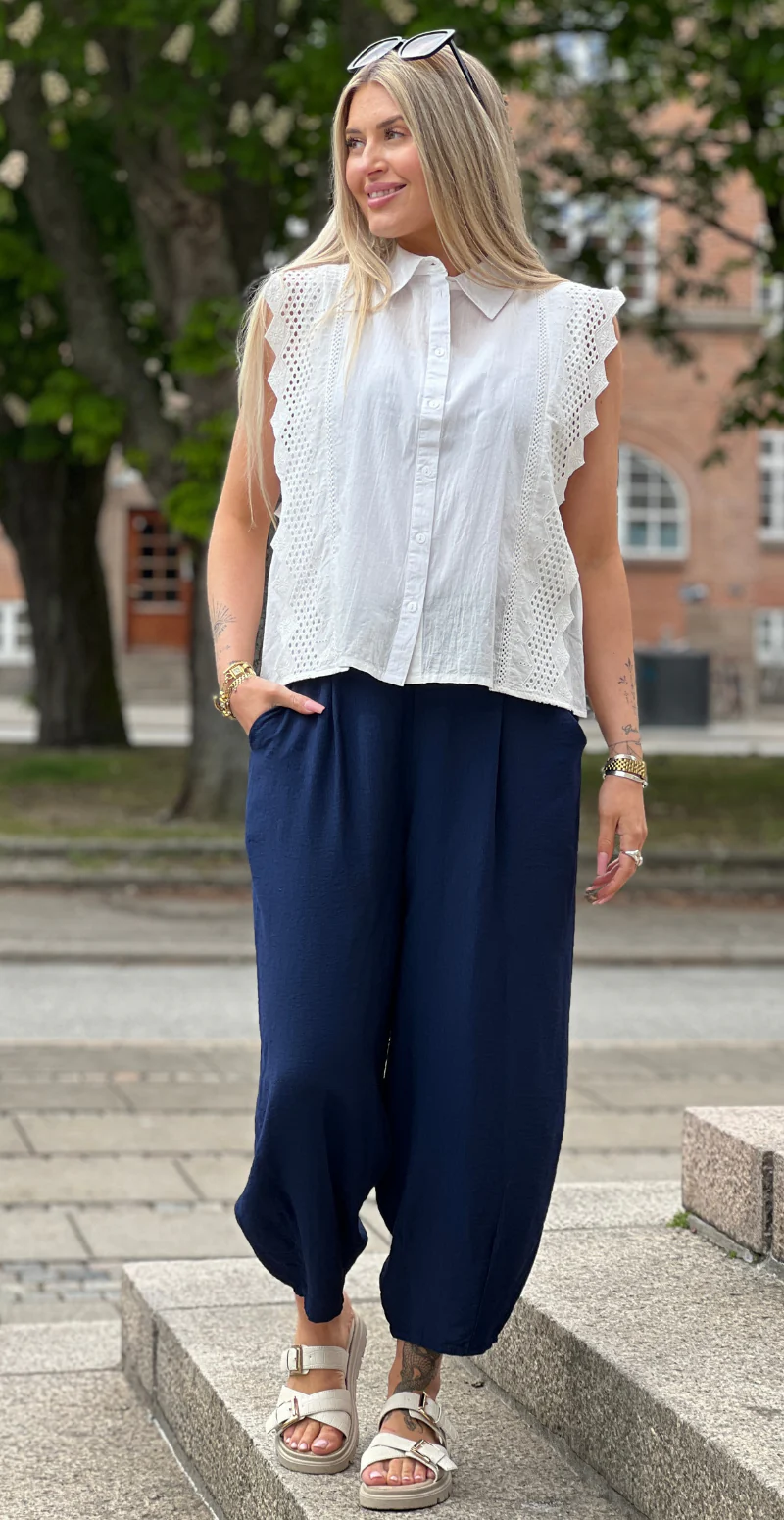 Forudbestil uge 29 Alana bukser med skrålommer og barrel-fit navy LikeLondon - Image 5