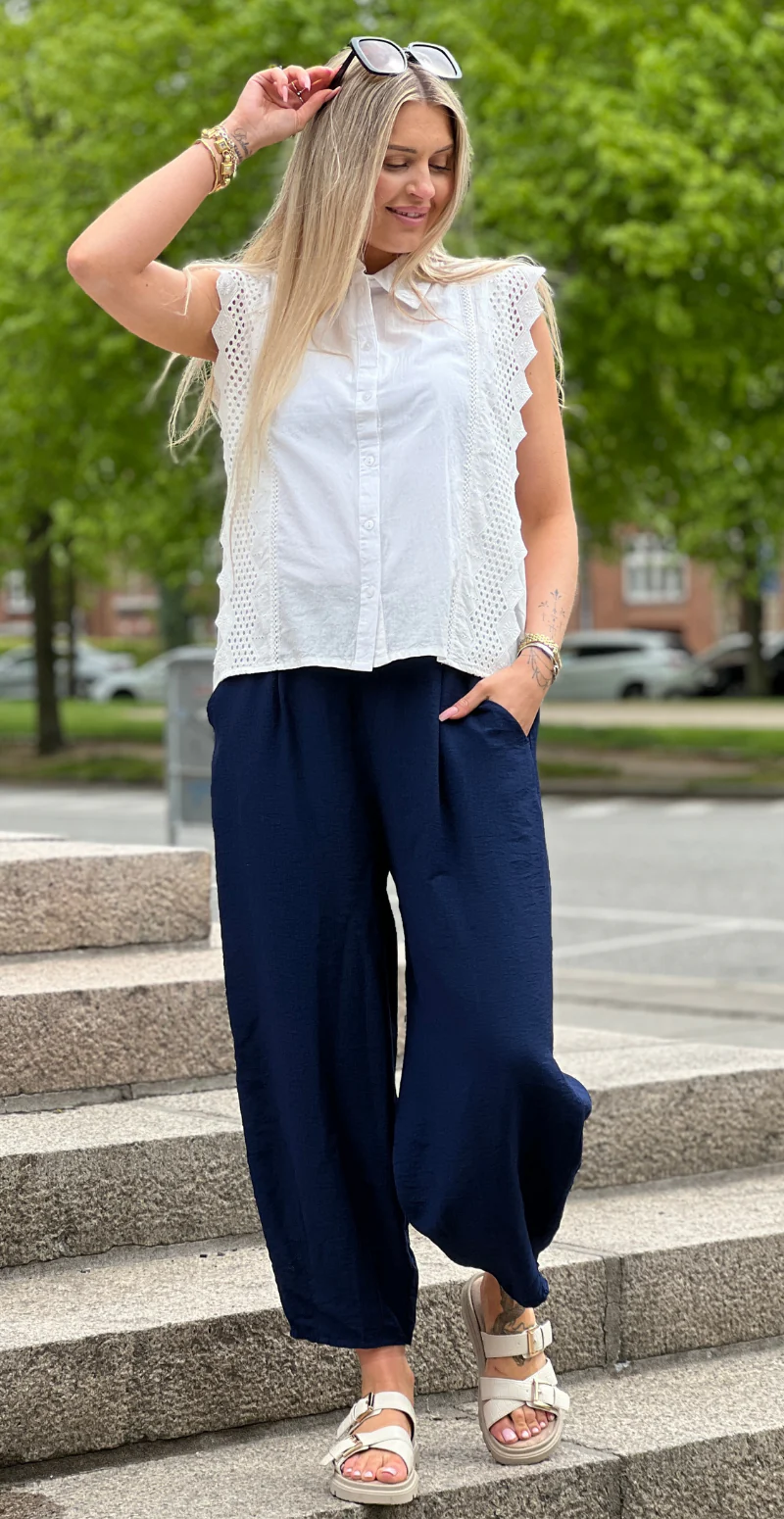 Forudbestil uge 29 Alana bukser med skrålommer og barrel-fit navy LikeLondon - Image 6
