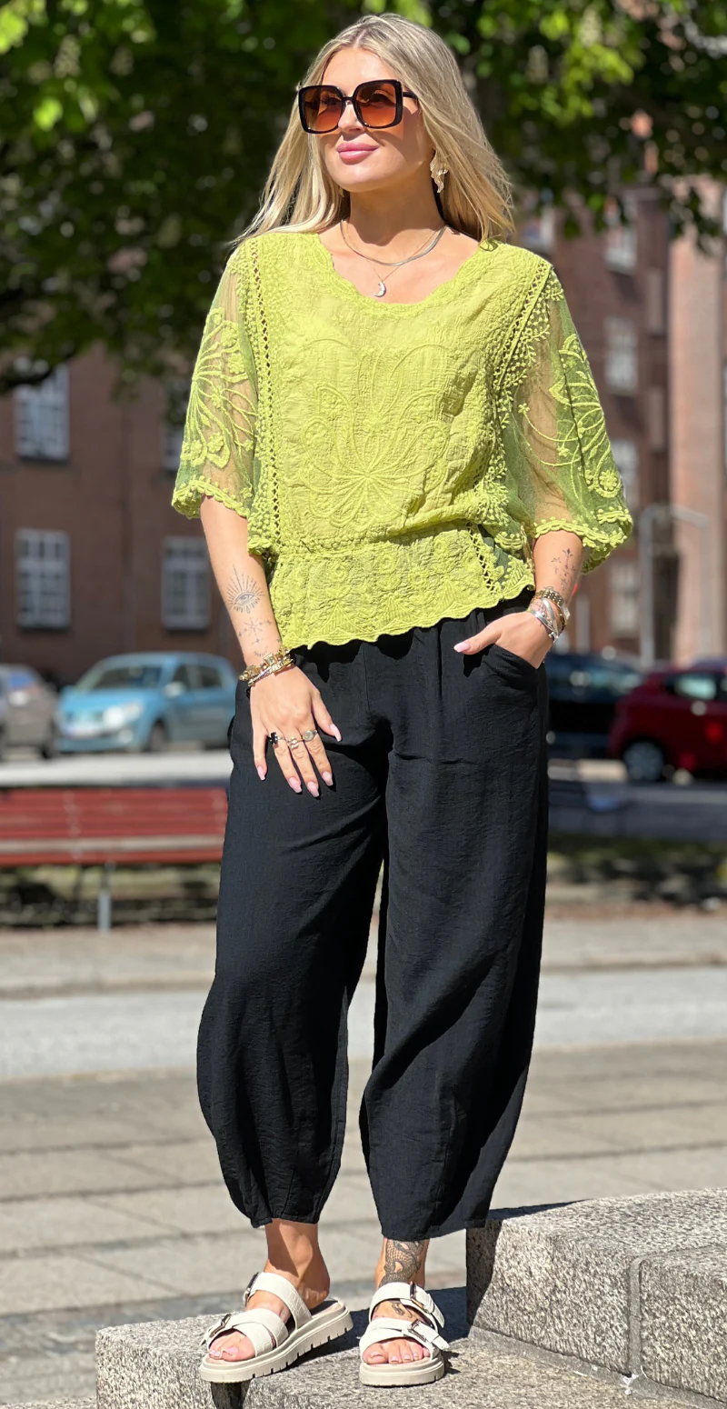 Forudbestil uge 29 Alana bukser med skrålommer og barrel-fit sort LikeLondon - Image 3