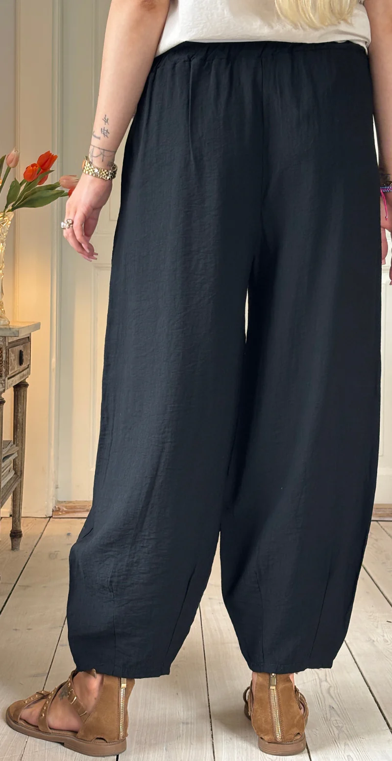 Forudbestil uge 29 Alana bukser med skrålommer og barrel-fit sort LikeLondon - Image 9