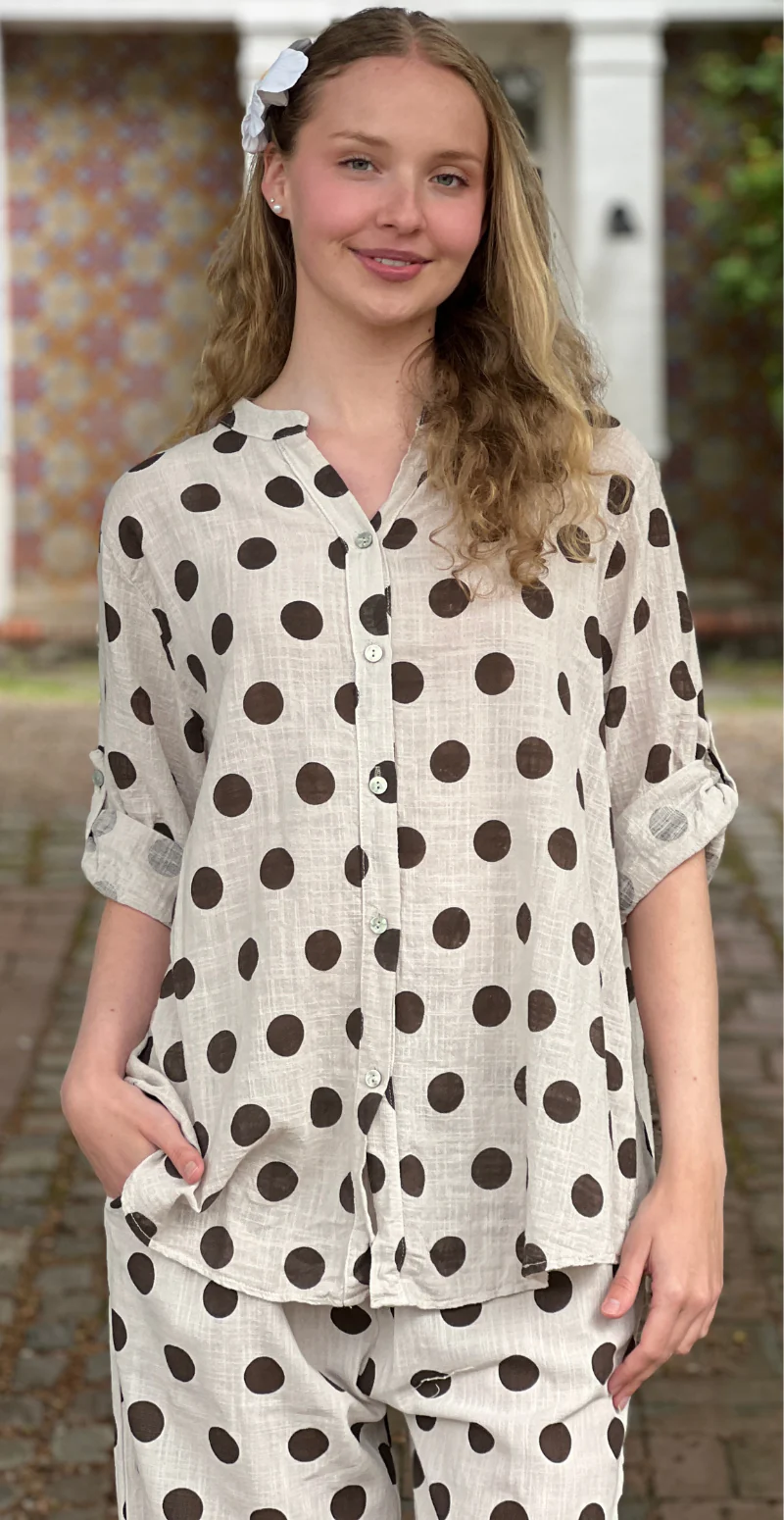 Alice skjorte med store prikker og opsmøg på ærmet beige LikeLondon - Image 4