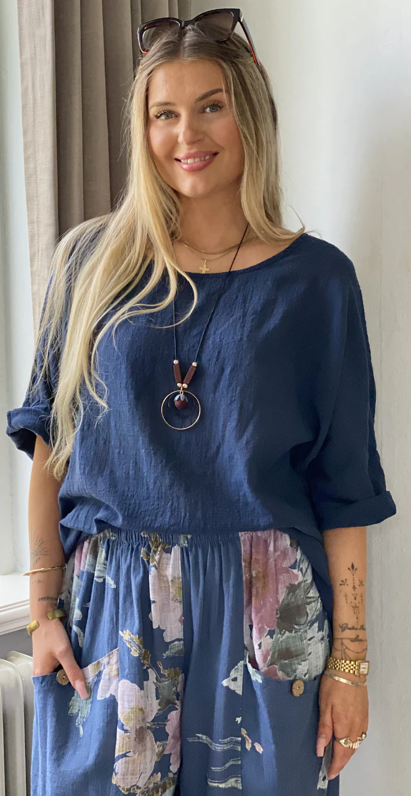 Alida bluse med vidde og halskæde navy LikeLondon - Image 3