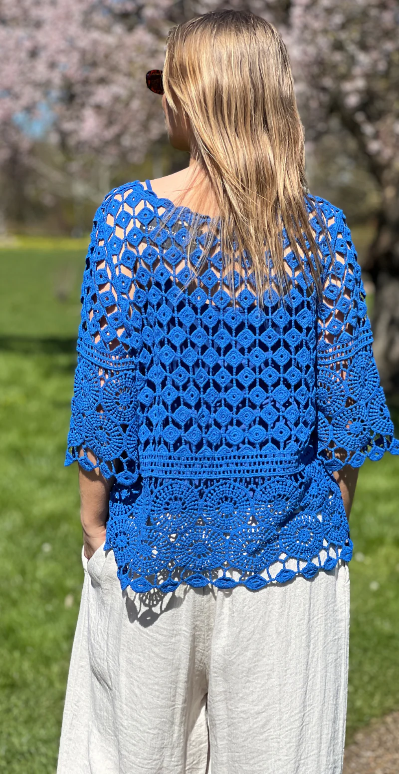 Alisa hæklet bluse med indertop royal blue LikeLondon - Image 5