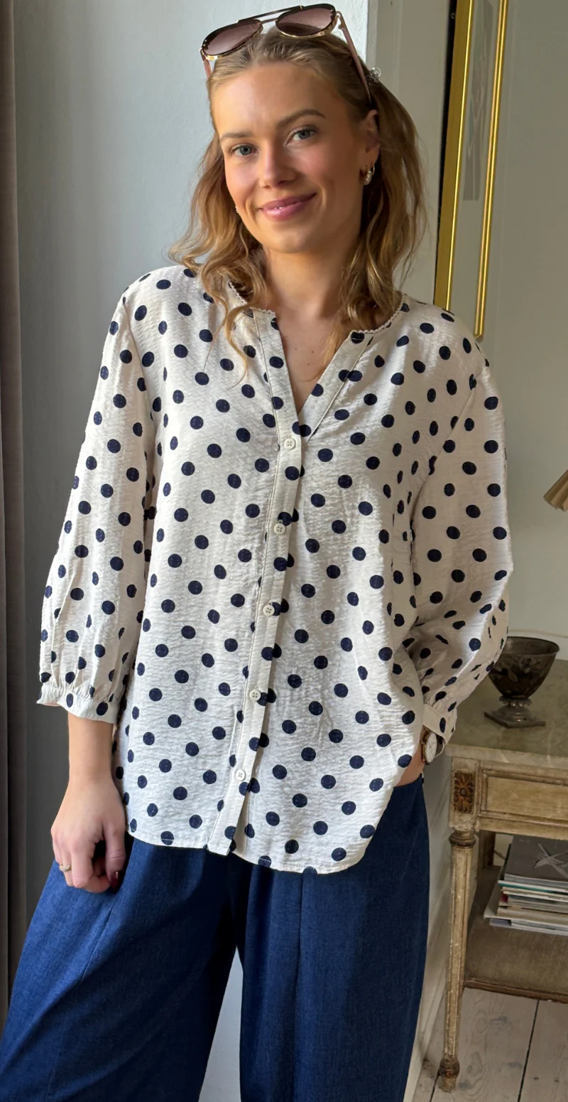 Alma bluse i krepp kvalitet med prikker moonbeam w. navy Freequent - Image 6