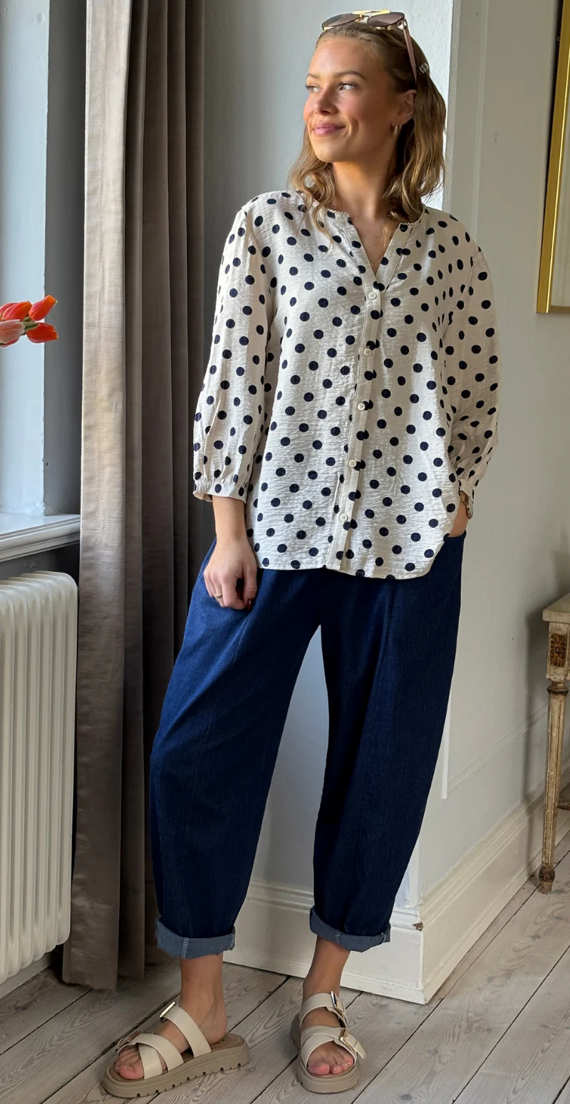 Alma bluse i krepp kvalitet med prikker moonbeam w. navy Freequent - Image 7
