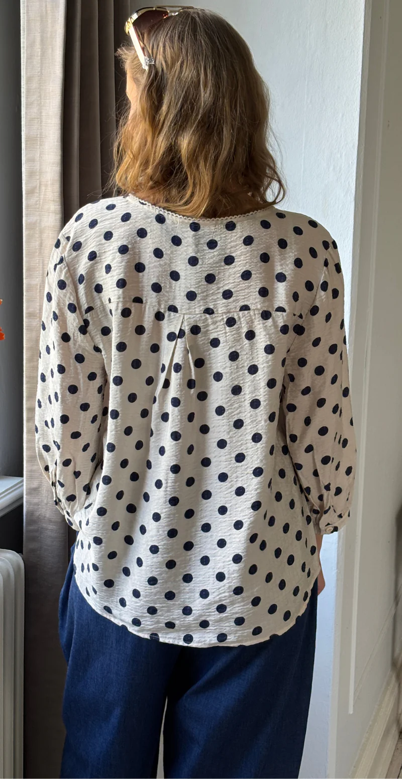 Alma bluse i krepp kvalitet med prikker moonbeam w. navy Freequent - Image 9