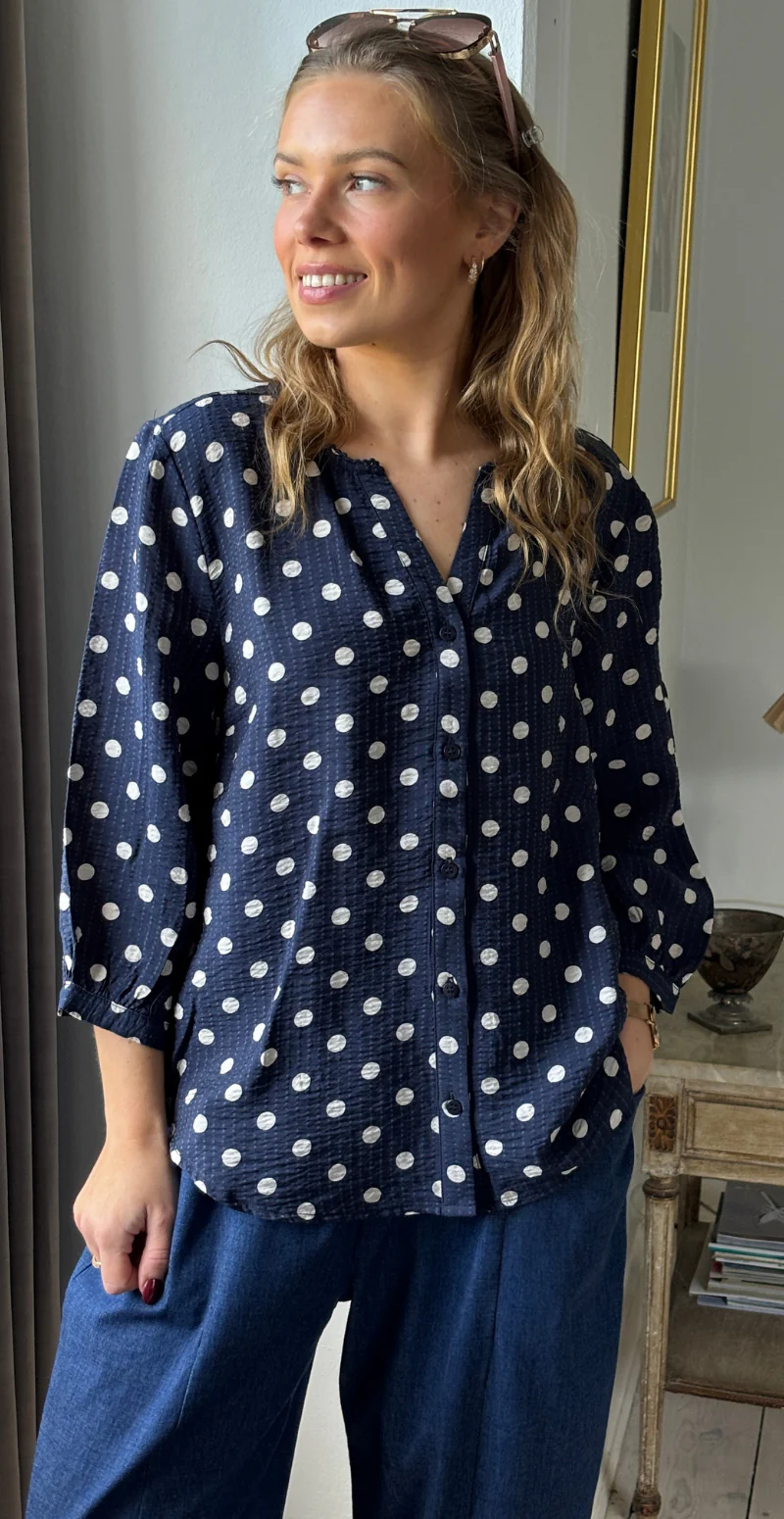 Alma bluse i krepp kvalitet med prikker navy blazer w. moonbeam Freequent - Image 5