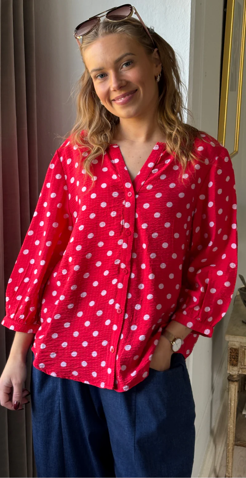 Alma bluse i krepp kvalitet med prikker true red w. sweet lilac Freequent - Image 4