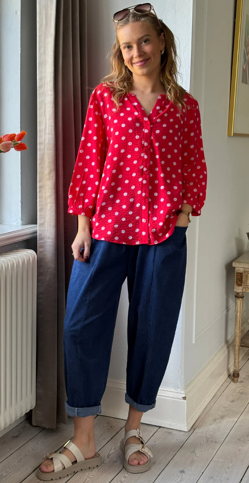 Alma bluse i krepp kvalitet med prikker true red w. sweet lilac Freequent - Image 5