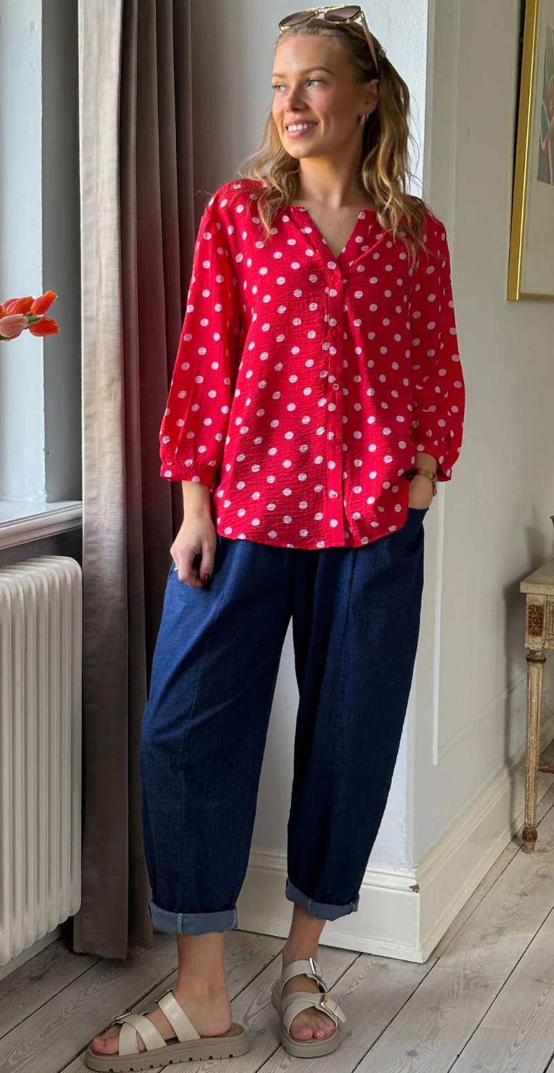 Alma bluse i krepp kvalitet med prikker true red w. sweet lilac Freequent - Image 6