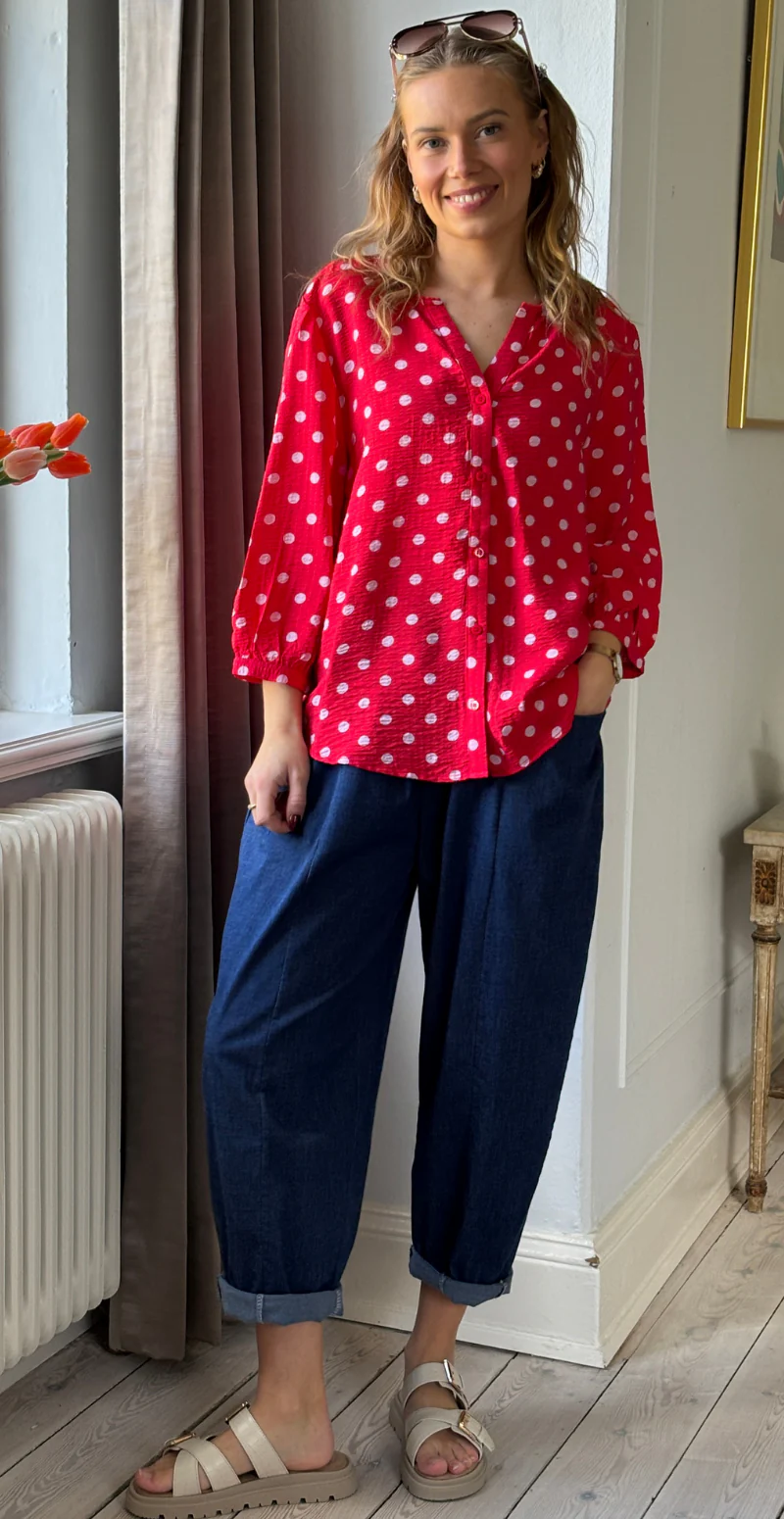 Alma bluse i krepp kvalitet med prikker true red w. sweet lilac Freequent - Image 7