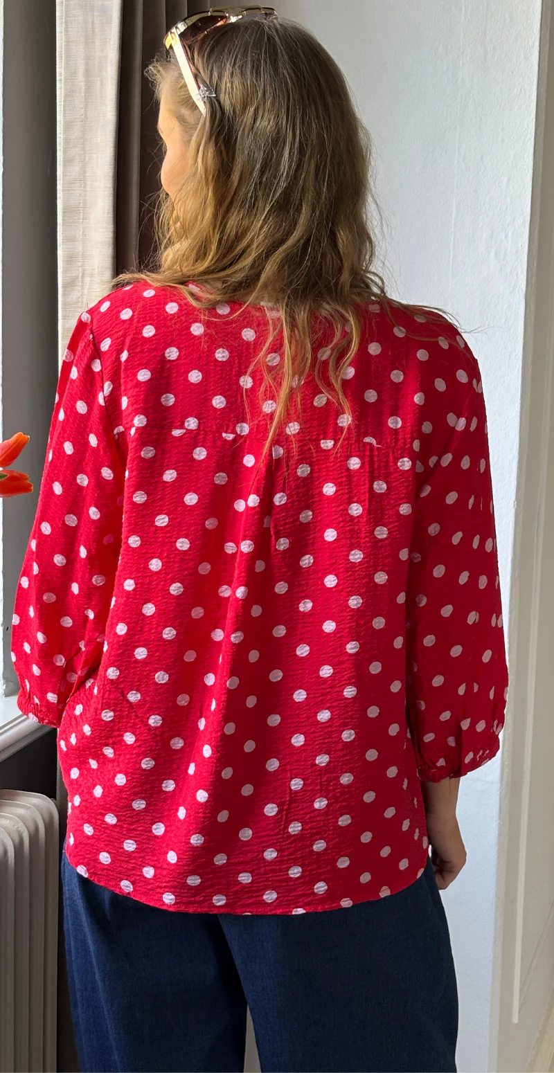Alma bluse i krepp kvalitet med prikker true red w. sweet lilac Freequent - Image 9