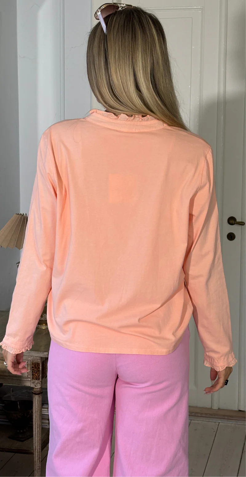 Alpha bluse med stolpelukning og flæsedetaljer peach LikeLondon - Image 4
