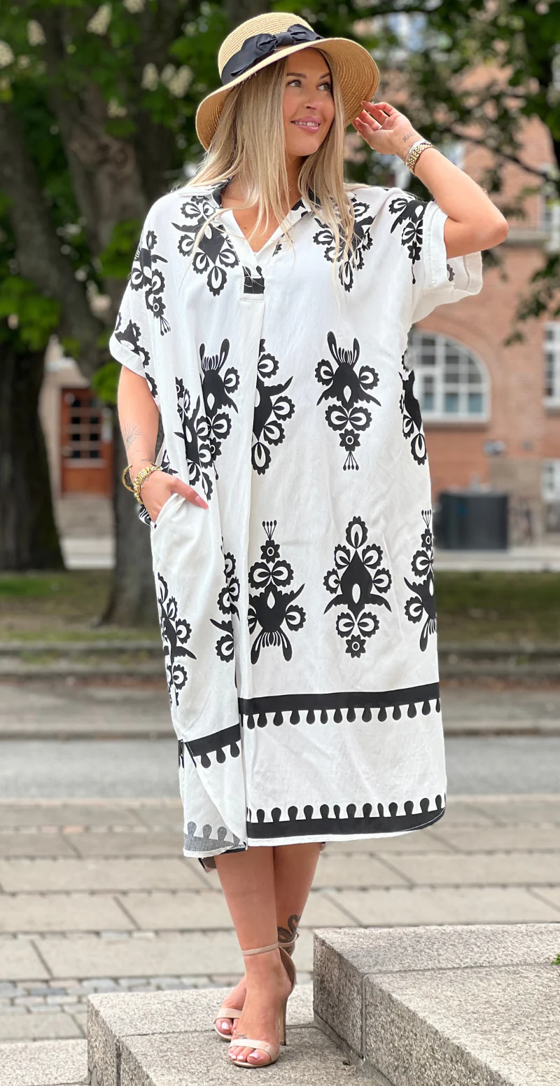 Amaya mønstret kjole med v-hals og krave hvid LikeLondon - Image 3
