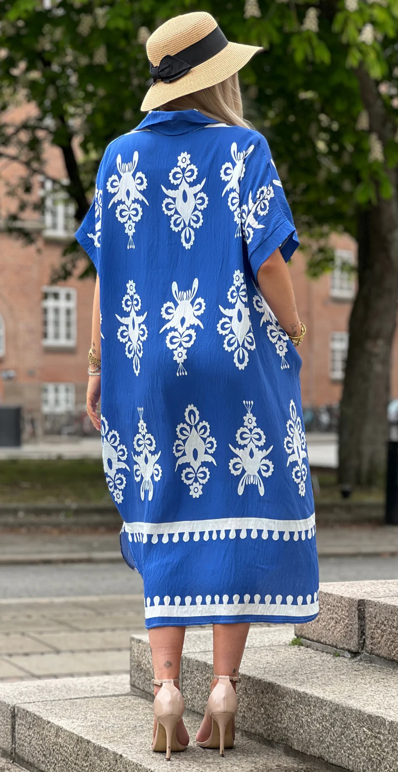 Amaya mønstret kjole med v-hals og krave royalblue LikeLondon - Image 2