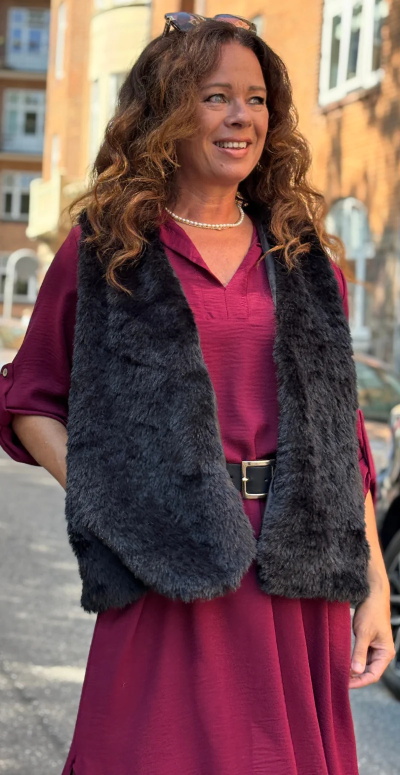 Angie fake fur vest med lommer sort - Image 3