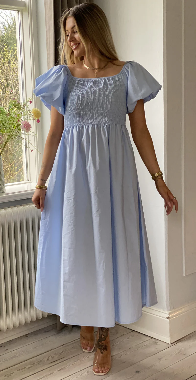 Annebell lang kjole med smock og pufærmer sky blue LikeLondon