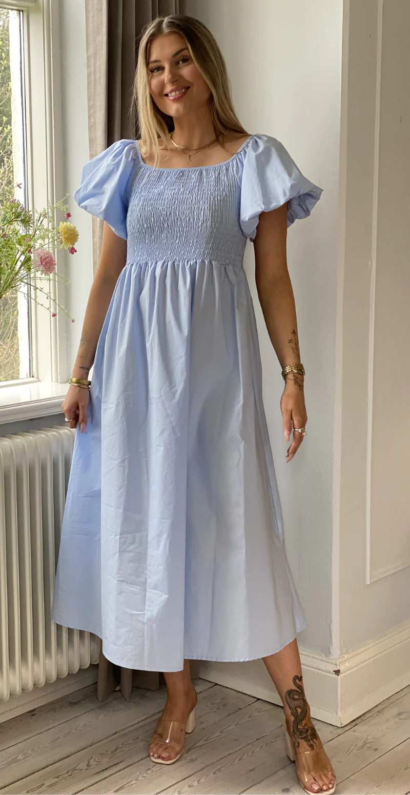 Annebell lang kjole med smock og pufærmer sky blue LikeLondon - Image 2
