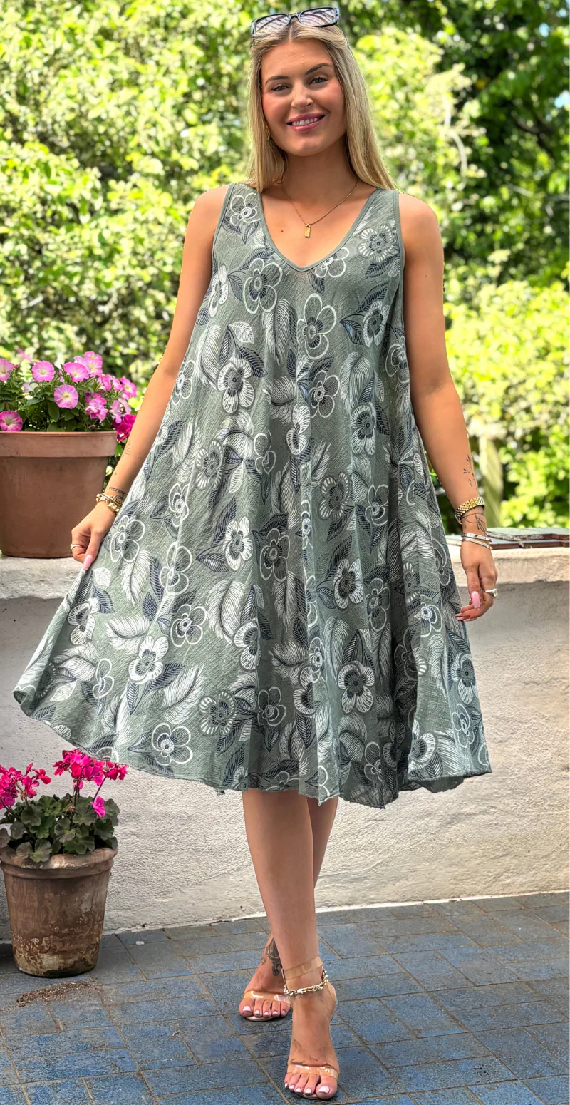 Aurelia kort kjole med brede stropper og blomster khaki LikeLondon - Image 3