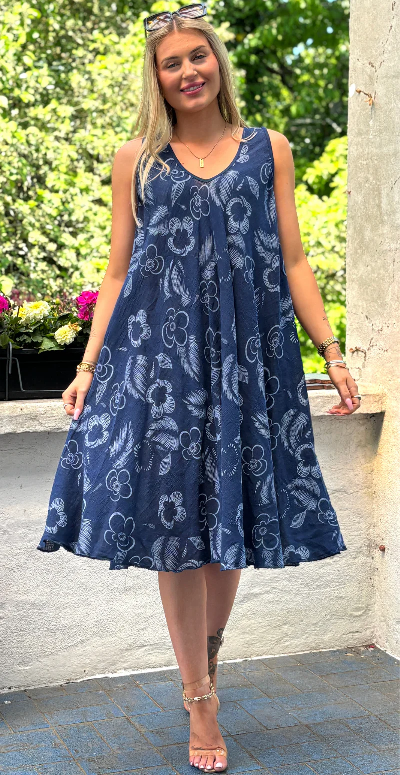 Aurelia kort kjole med brede stropper og blomster navy LikeLondon - Image 2