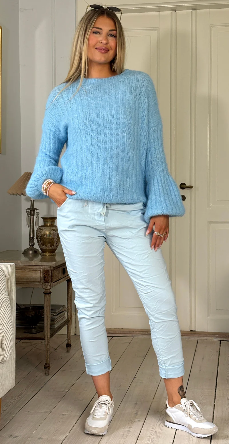 Betty strikbluse i rib med puffet ærme sky LikeLondon - Image 2
