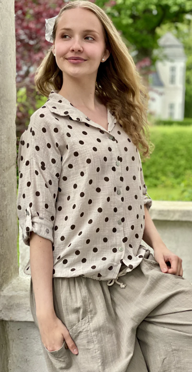 Bianca skjorte med snøre ved taljen og prikker beige LikeLondon