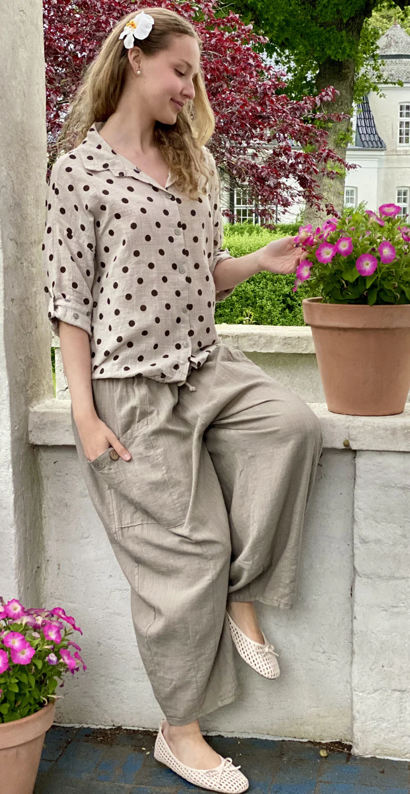 Bianca skjorte med snøre ved taljen og prikker beige LikeLondon - Image 2