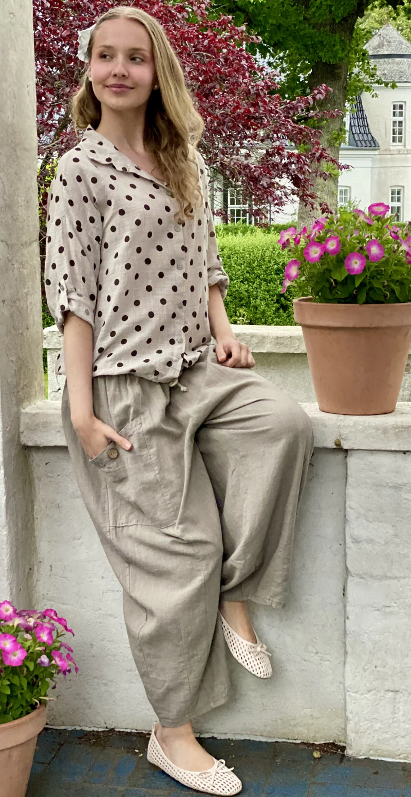 Bianca skjorte med snøre ved taljen og prikker beige LikeLondon - Image 4