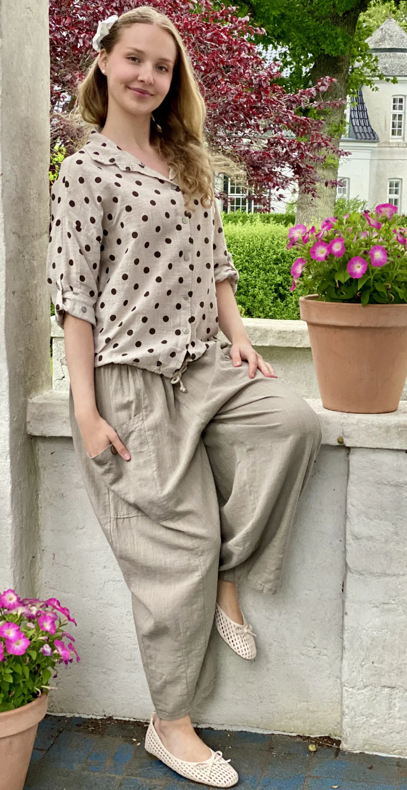Bianca skjorte med snøre ved taljen og prikker beige LikeLondon - Image 6