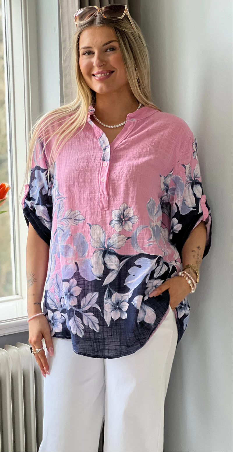 Bonnie bluse med stolpelukning og blomsterprint baby rosa LikeLondon - Image 2