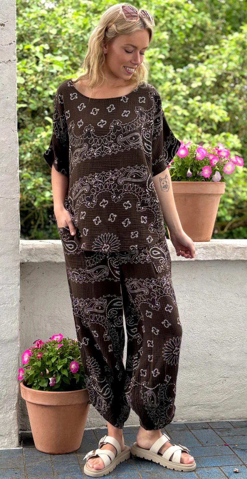 Bree sæt med bukser og bluse i musselin med paisley print brun LikeLondon - Image 2