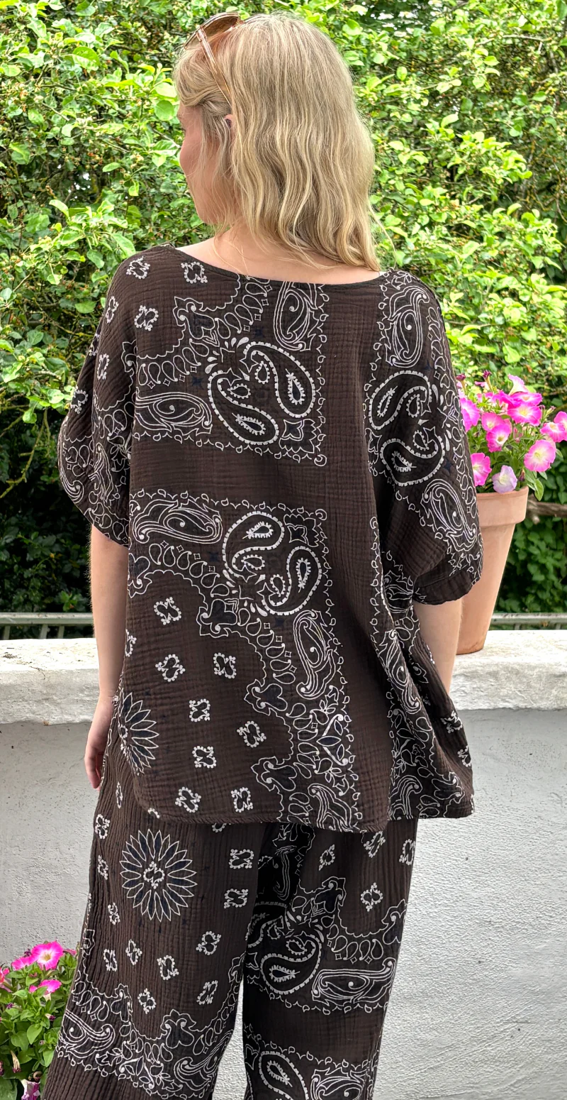 Bree sæt med bukser og bluse i musselin med paisley print brun LikeLondon - Image 5