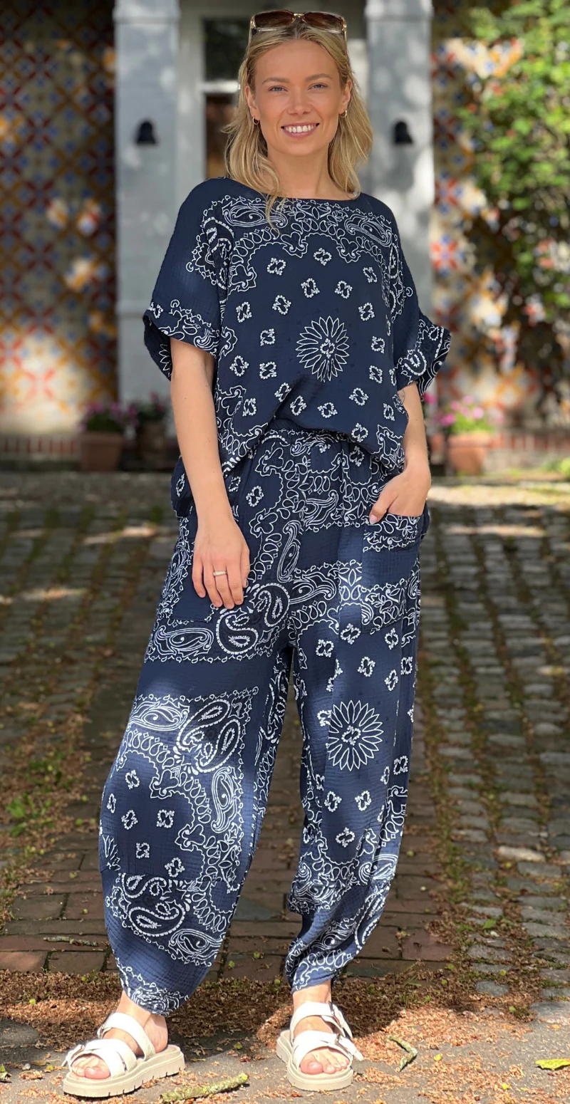 Bree sæt med bukser og bluse i musselin med paisley print navy LikeLondon - Image 2