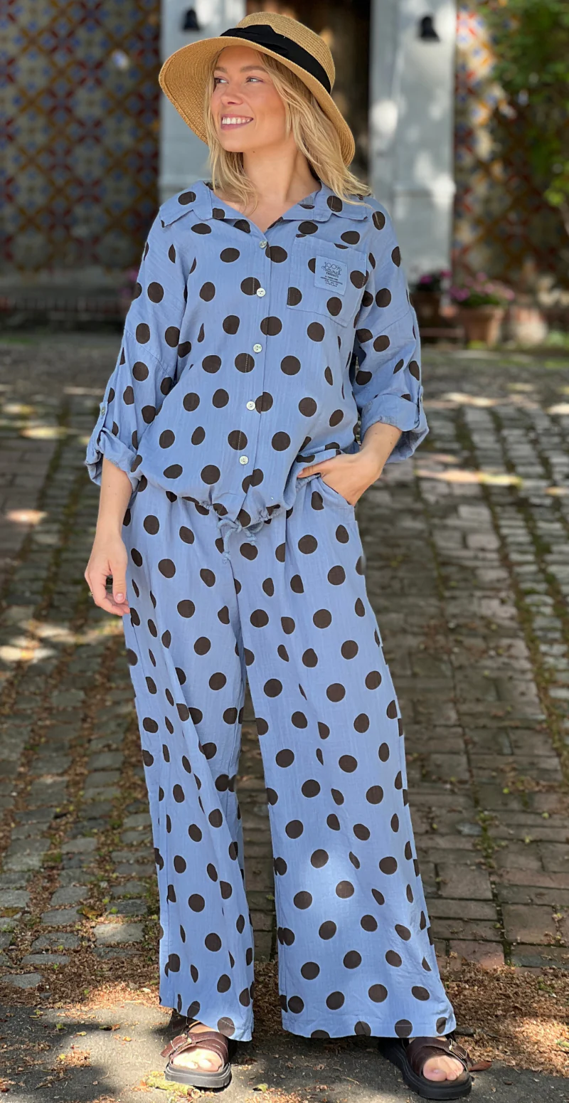 Brenda bukser med store prikker og skrålommer blå LikeLondon - Image 5