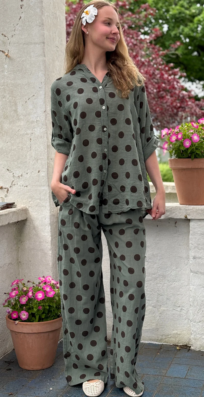 Brenda bukser med store prikker og skrålommer khaki LikeLondon - Image 4