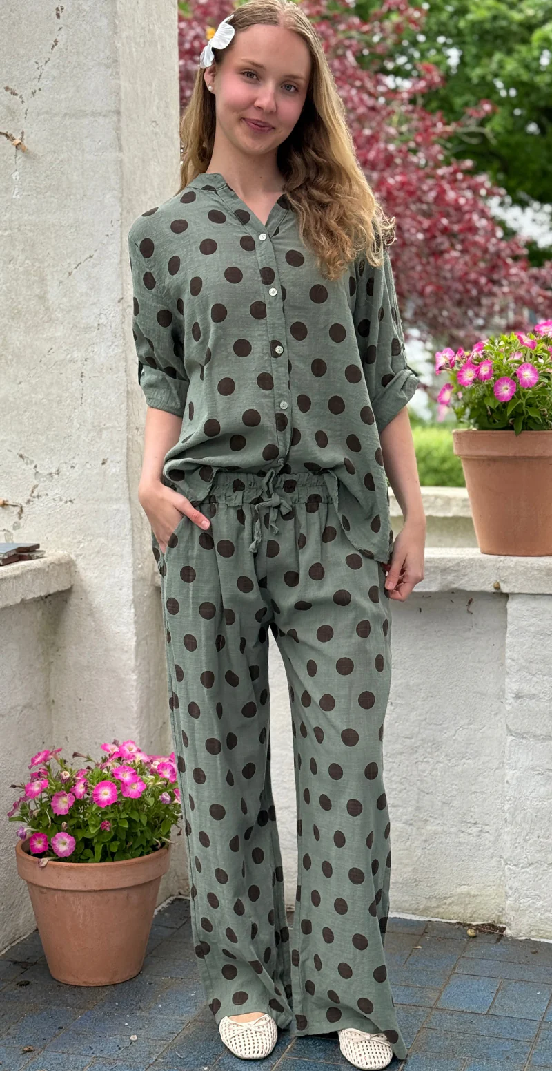 Brenda bukser med store prikker og skrålommer khaki LikeLondon - Image 6