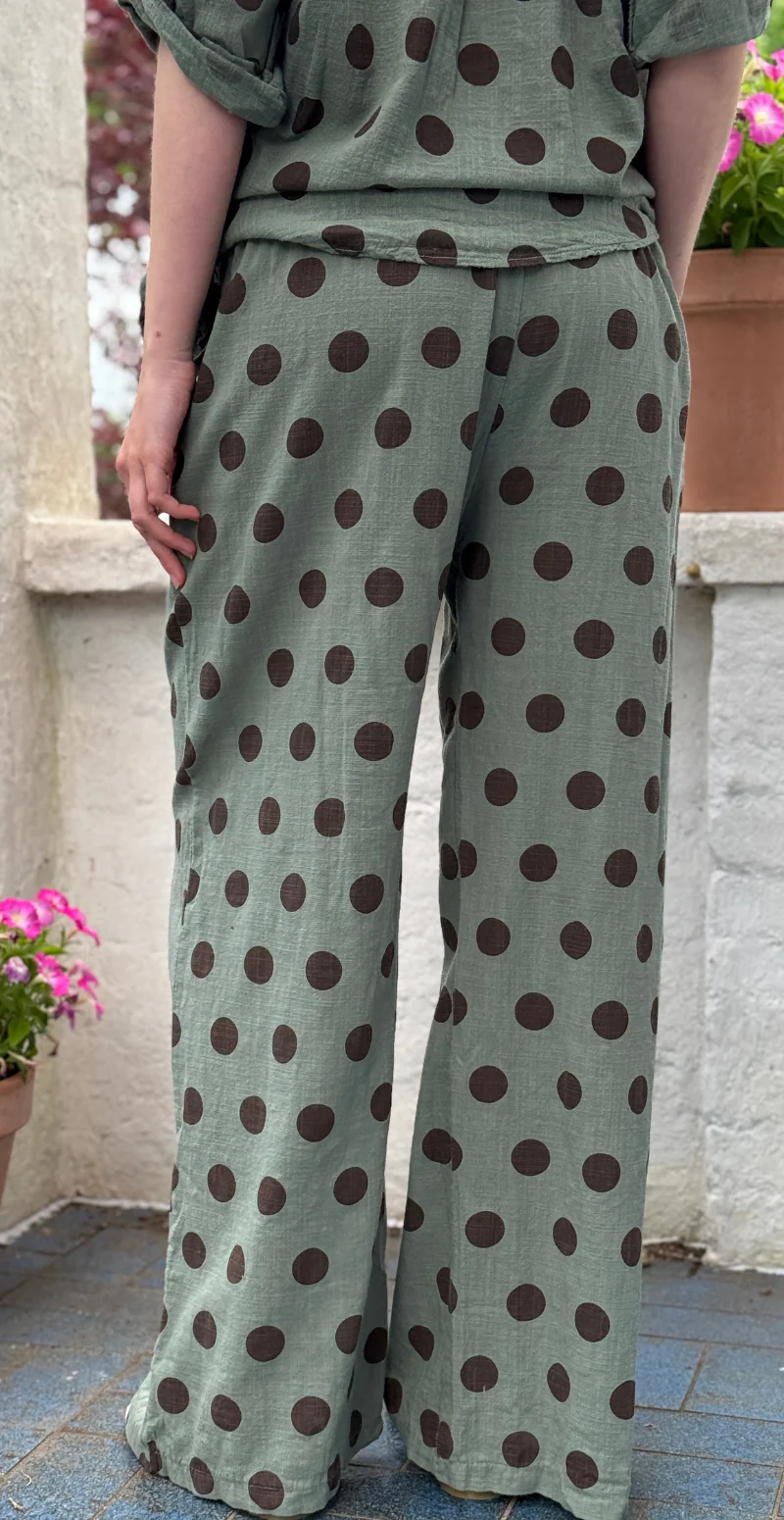 Brenda bukser med store prikker og skrålommer khaki LikeLondon - Image 7