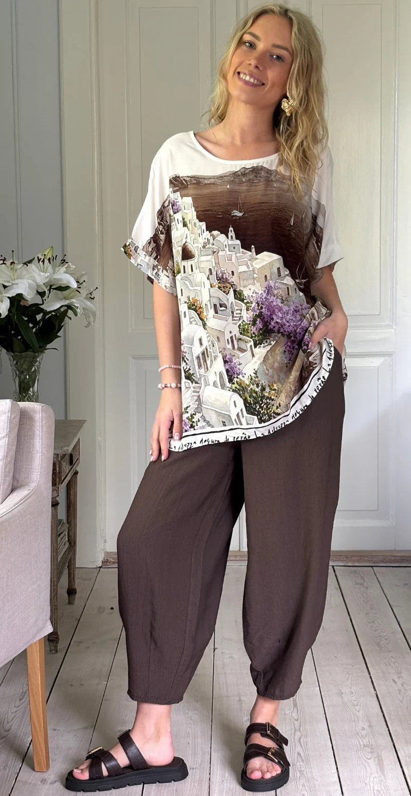 Brianna bluse med kort ærme og print af huse brun LikeLondon - Image 3