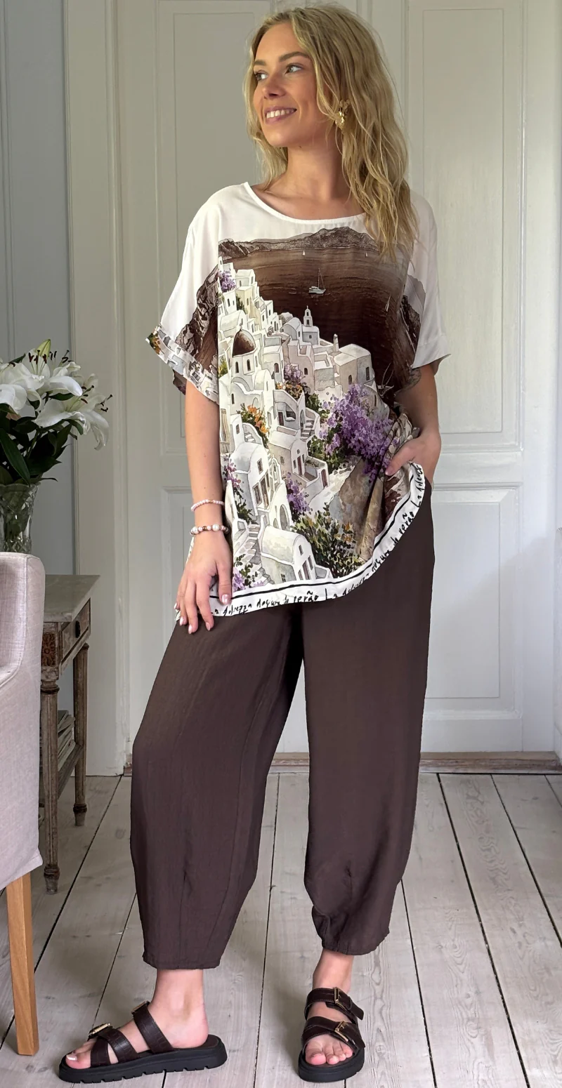 Brianna bluse med kort ærme og print af huse brun LikeLondon - Image 4