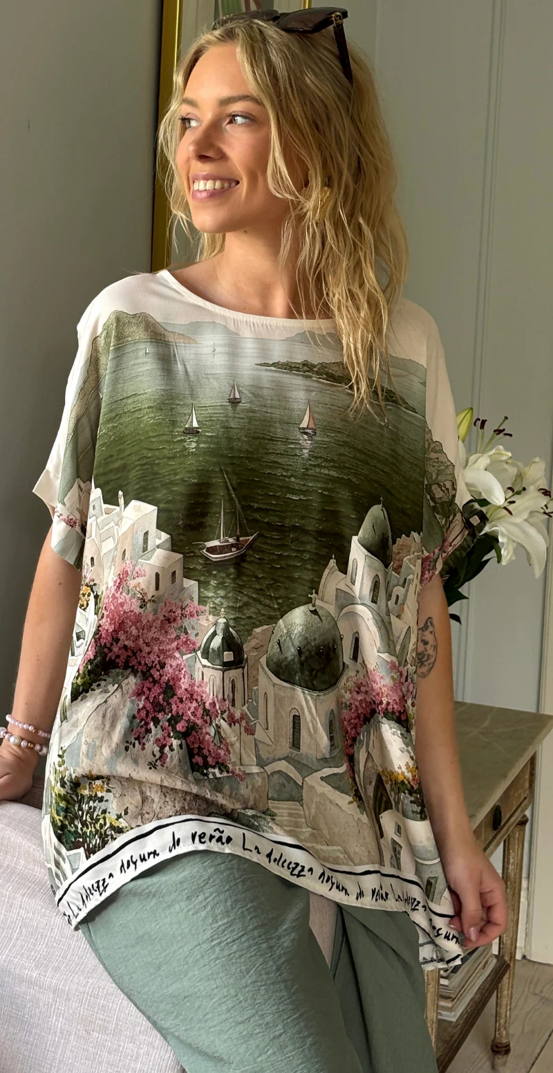 Brianna bluse med kort ærme og print af huse khaki LikeLondon