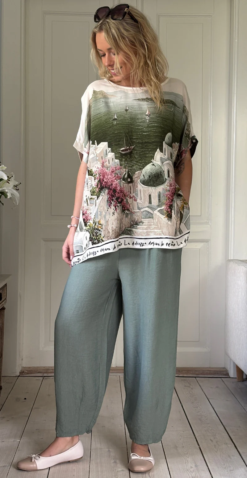 Brianna bluse med kort ærme og print af huse khaki LikeLondon - Image 3