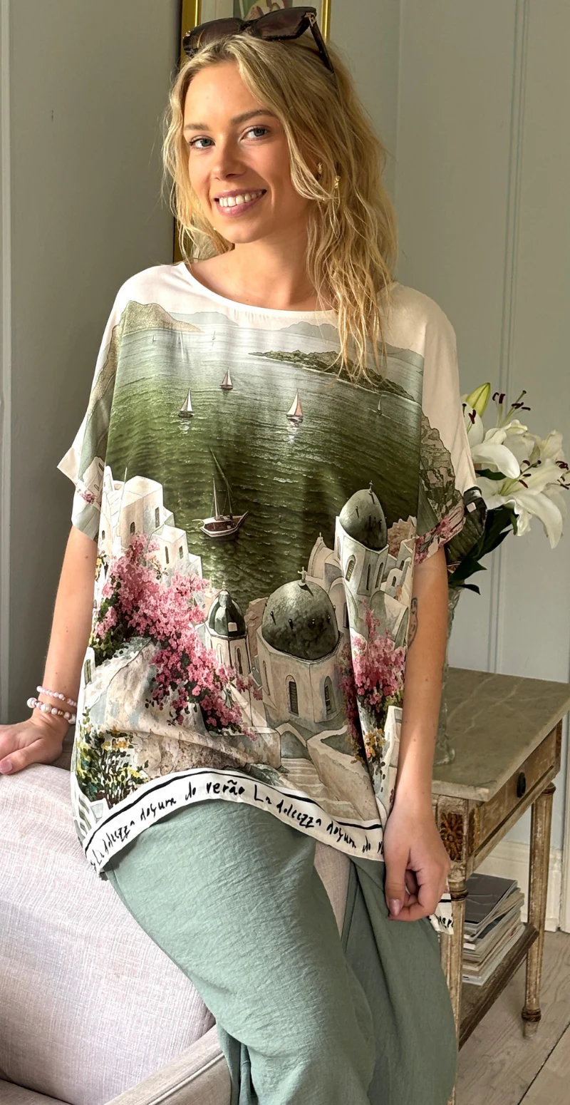 Brianna bluse med kort ærme og print af huse khaki LikeLondon - Image 4